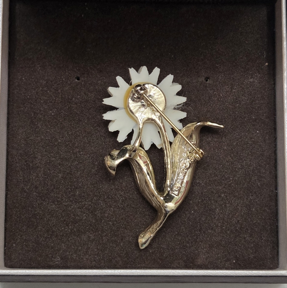 Sarah Coventry White Daisy Brooch with Yellow Center and Silver Leaves - Picture 3 of 5